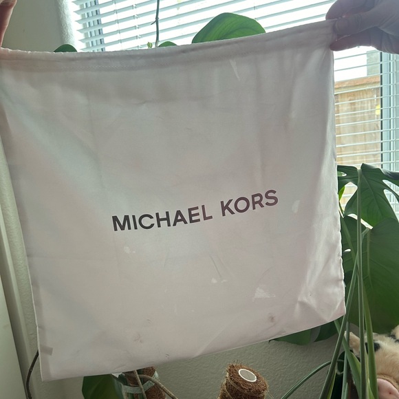 Michael Kors hand bag/side purse with attachable strap - Picture 8 of 8